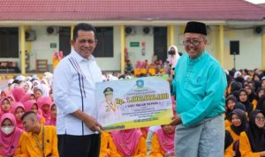 Gubernur Kepulauan Riau, H. Ansar Ahmad, saat menyerahkan hibah lahan seluas 2,6 hektar dan bantuan Rp1 miliar kepada Poltekkes Kemenkes Tanjungpinang, di Lapangan Poltekkes Kemenkes Tanjungpinang Jumat (30/8/2024).