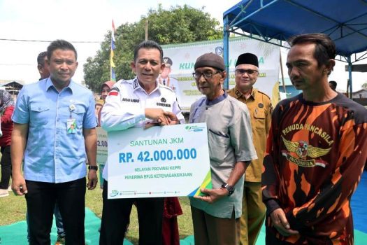 Gubernur Provinsi Kepri Ansar Ahmad saat menyerahkan manfaat dan satuan BPJS Ketenagakerjaan kerjaan pada Nelayan di Kepri Gubernur Provinsi Kepri Ansar Ahmad saat menyerahkan manfaat dan satuan BPJS Ketenagakerjaan kerjaan pada Nelayan di Kepri.