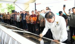 Gubernur provinsi Kepulauan Riau, H.Ansar Ahmad, bersama Menteri Koordinator Bidang Perekonomian RI, Airlangga Hartarto, melakukan Grand Launching dan Ground Breaking sejumlah perusahaan di Kawasan Industri Wiraraja di kawasan Kabil, Batam, Senin (26/8/2024). (Foto: Diskominfo Kepri)