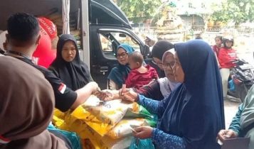Ibu- ibu serbu pasar murah Bulog Siaga Merdeka HUT RI Ke 79 Di D'Sayur Tanjungpinang (Roland/presmedia)Â 