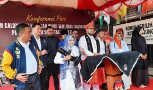 KPU Tanjungpinang Terima Pendaftaran Rahma- Rizha Paslon Wako Dan Walikota Tanjungpinang di KPU Tanjungpinang. (Foto: Roland/Presmedia.id)