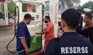 Kanit Tipiter Satreskrim Polres Bintan dan anggotanya meminta pihak pengawas dan operator SPBU milik PT Sinar Mustika Bintan mengambil pertalite bercampur solar sebagai barang bukti penyidikan. (Foto: Hasura/Presmedia.id)