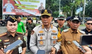 Kapolresta Tanjungpinang, Kombes Pol Budi Santosa bersama stakeholder saat diwawancarai awak media usai apel Operasi Mantap Praja Seligi 2024, di Lapangan Pamedan, Kota Tanjungpinang. (Foto: Roland/Presmedia.id)