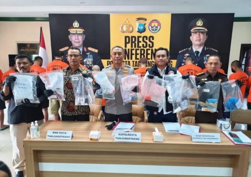 Kapolresta Tanjungpinang Kombes Pol Budi Santosa didampingi Kasat Narkoba Polresta Tanjungpinang beserta stakeholder terkait saat press rilis di Mapolresta Tanjungpinang Kapolresta Tanjungpinang, Kombes Pol Budi Santosa didampingi Kasat Narkoba Polresta Tanjungpinang beserta stakeholder terkait saat press rilis di Mapolresta Tanjungpinang. (Foto: Roland/Presmedia.id)