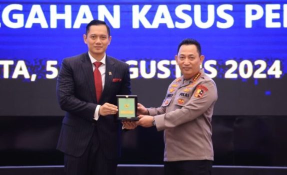 Kapolri Jenderal Polisi Listyo Sigit Prabowo dan Menteri ATR/BPN Agus Harimurti Yudhoyono (AHY) memperkuat sinergitas dengan Perjanjian Kerja Sama (PKS) terkait tindak pencegahan kasus pertanahan, Senin (5/8/2024). (Foto: Humas Polri)
