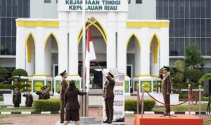 Kejaksaan Tinggi Kepulauan Riau (Kejati Kepri) menggelar upacara bendera dalam rangka memperingati Hari Ulang Tahun (HUT) Republik Indonesia (RI) ke-79 di lapangan kantor Kejati Kepri, Senggarang, Kota Tanjungpinang.