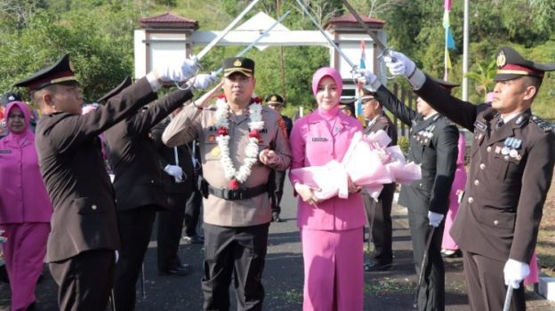 Kepolisian Resort Lingga menggelar farewell dan tradisi pedang pora pada pisah sambut Kapolres di Mapolres Lingga pada Senin (12/08/2024).