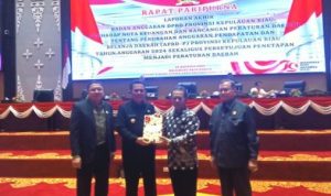 Ketua DPRD kepri Jumaga nadeak menyerahakan Dokumen APBD-P Kepri 2024 ke Guberur Kepri Ansar Ahmad setelah disahkan