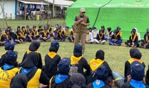 Ketua FPRB Bintan Ary Satya Darma memberikan materi pengenalan resiko bencana kepada pelajar dalam acara Jumbara PMI Bintan. (Foto: BPBD Bintan)