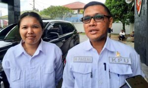 Ketua KPU Tanjungpinang, Muhammad Faizal didampingi oleh Komisioner KPU, Desi Purpa Liza di Lanud RHF Tanjungpinang. (Foto: Roland/Presmedia.id)