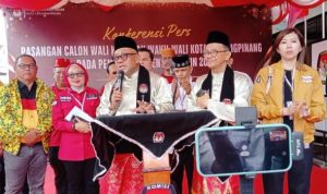 Paslon Lis-Riza saat konferensi pers usai mendaftar di KPU Tanjungpinang. (Foto: Roland/Presmedia.id)