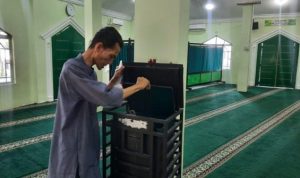 Penjaga Masjid Al-Araaf, Zulkifli saat menunjukan kotak infak yang digasak maling (Roland/ presmedia)