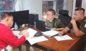 Penyidik Kejaksaan Agung memeriksa tersangka Dsh sebelum akhirnya ditahan, atas dugaan korupsi pengajuan kredit fiktif di BRI. (Foto: Doc-Puspenkum Kejagung)