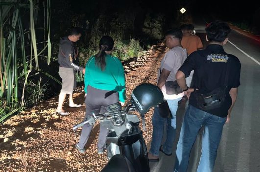 Penyidik Polisi saat memeriksa kebenaran lokasi wanita Bm dibegal di Bintan yang ternyata bohong atau hoax.