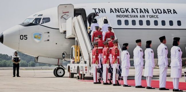 Pesawat Boeing 737 400 milik TNI Angkatan Udara AU lepas landas membawa Bendera Merah Putih dan Teks Proklamasi dari Lapangan Udara Halim Perdanakusuma Jakarta menuju Ibu Kota Nusantara IKN Pesawat Boeing 737-400 milik TNI Angkatan Udara (AU) lepas landas membawa Bendera Merah Putih dan Teks Proklamasi dari Lapangan Udara Halim Perdanakusuma, Jakarta, menuju Ibu Kota Nusantara (IKN) di Kalimantan Timur, pada Sabtu (10/8/2024). (Foto: Antara/Aprillio Akbar/Infopublik..id)