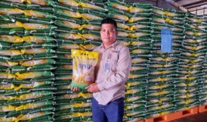 Petugas Bulog saat menunjukan stok beras SPHP di Gudang Bulog Tanjungpinang. (Foto: Roland/Presmedia.id)