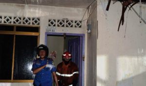 Petugas Damkar usai memadamkan api di TKP. (Foto: Damkar Tanjungpinang)