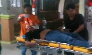 Petugas RSJKO melarikan korban kecelakaan ke IGD.