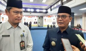 Pj Walikota Tanjungpinang Andri Rizal Siregar saat didampingi Sekda, Zulhidayat di aula Pemko Tanjungpinang. (Foto: Roland/Presmedia.id) Pj Walikota Tanjungpinang Andri Rizal Siregar saat didampingi Sekda, Zulhidayat di aula Pemko Tanjungpinang. (Foto: Roland/Presmedia.id)