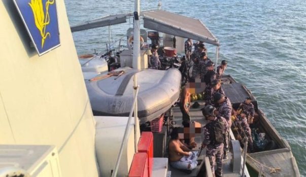 Prajurit Kapal Perang Republik Indonesia KRI Siliman 848 di Bawah Kendali Operasi BKO Gugus Keamanan Laut Guskamla Komando Armada Koarmada I berhasil membekuk perompak di laut Karimun Prajurit Kapal Perang Republik Indonesia (KRI) Siliman-848 di Bawah Kendali Operasi (BKO) Gugus Keamanan Laut (Guskamla) Komando Armada (Koarmada) I berhasil membekuk perompak di laut Karimun-Provinsi Kepri Jum'at, (9/8/2024). (Foto: tnial.mil.id)
