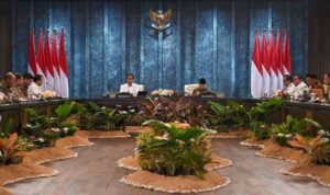 Presiden Joko Widodo didampingi Wakil Presiden Ma'ruf Amin memimpin sidang kabinet paripurna di Istana Garuda, Ibukota Nusantara (IKN), Penajam Paser Utara, Kalimantan Timur, Senin (12/8/2024).