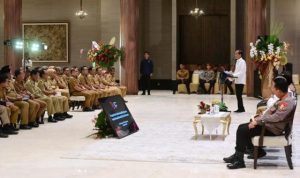 Presiden Joko Widodo memberikan pengarahan penting kepada seluruh kepala daerah se-Indonesia, termasuk Gubernur Kepulauan Riau, H. Ansar Ahmad, di Istana Negara, Ibu Kota Nusantara (IKN), Kalimantan Timur, pada Selasa, 13 Agustus 2024. (Foto: Humas Satpres)