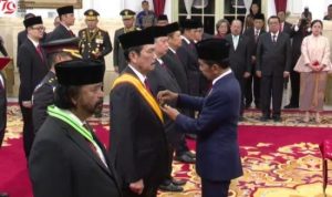 Presiden Joko Widodo menganugerahkan tanda kehormatan Republik Indonesia kepada 64 tokoh di Istana Negara, Jakarta, Rabu (14/08/2024). (Foto: Tangkapan Layar Youtube Setpres/setkab.go.id)