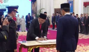 Presiden RI Joko Widodo (Jokowi) didampingi Wakil Presiden (Wapres) Maâ€™ruf Amin lantik tiga Kepala Lembaga Pemerintah, dan Menteri di Istana Negara, Jakarta, Senin (19/08/2024) pagi. (Foto: YouTube BPMI Setpres/setkab.go.id)