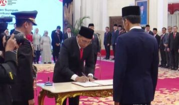 Presiden RI Joko Widodo (Jokowi) didampingi Wakil Presiden (Wapres) Maâ€™ruf Amin lantik tiga Kepala Lembaga Pemerintah, dan Menteri di Istana Negara, Jakarta, Senin (19/08/2024) pagi. (Foto: YouTube BPMI Setpres/setkab.go.id)