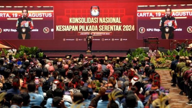 Presiden RI Joko Widodo Jokowi memberikan arahan kepada Peserta Konsolidasi Nasional Kesiapan Pilkada Serentak tahun 2024 di Jakarta Convention Center JCC Jakarta Presiden RI Joko Widodo (Jokowi) memberikan arahan kepada Peserta Konsolidasi Nasional Kesiapan Pilkada Serentak tahun 2024 di Jakarta Convention Center (JCC), Jakarta, Selasa (20/08/2024). (Foto: Humas Setkab/Rahmat)