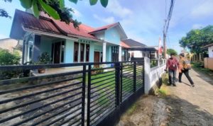 Rumah korban perampokan terlihat sepi lorong dua Gang Pulau Pandan Jalan Raja Haji Fisabililah KM 8 Kota Tanjungpinang. (Foto: Roland/Presmedia.id)