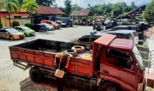Satu unit lori merk Colt Diesel berwarna merah dengan nomor polisi BP 8492 TU, yang diduga sebagai mobil pelangsir BBM solar subsidi terparkir di halaman Satreskrim Polresta Tanjungpinang. (Foto: Roland/Presmedia.id)