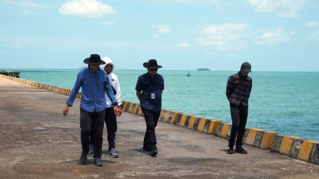 Sejumlah Penyidik Ditreskrimsus Polda Kepri dan BPK melakukan pemeriksaan dugaan korupsi di Pelabuhan Tanjung Moco, Dompak Tanjungpinang. (Foto: Roland/Presmedia.id)