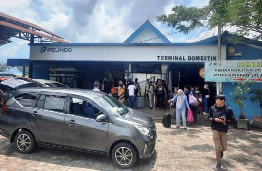 Situasi pintu masuk dan keluar Pelabuhan Domestik SBP Tanjungpinang. (Foto: Roland/Presmedia.id)