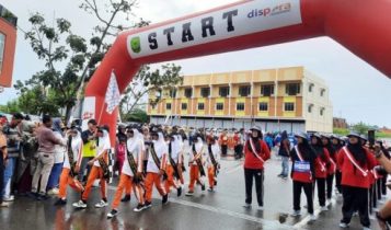 Start pelepasan peserta gerak jalan HUT-RI ke-79 yang diadakan Pemerintah Kota (Pemko) Tanjungpinang di Terminal Sei Carang, Bintan Center Kota Tanjungpinang. (Foto: Roland/Presmedia.id)