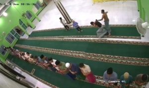 angkapan layar rekaman CCTVÂ  pelaku masuk dan memukul remaja yang sedang menjalankan salat di dalam Masjid di Tanjungpinang (Video Viral)