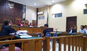 Terdakwa Arif Firmansyah saat menjalani sidang diperiksa sebagai terdakwa dalam kasus korupsi RP5,9 Miliar dana PD.BPR Bestari Tanjungpinang. (Foto: Roland/Presmedia.id)