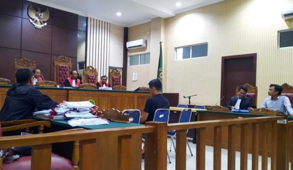 Terdakwa Arif Firmansyah saat menjalani sidang diperiksa sebagai terdakwa dalam kasus korupsi RP5,9 Miliar dana PD.BPR Bestari Tanjungpinang. (Foto: Roland/Presmedia.id)