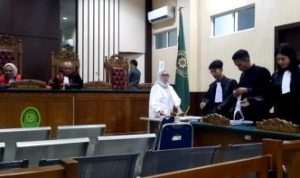 Terdakwa Wita Julia Putri usai mengikuti sidang di PN Tanjungpinang, dihukum 1 tahun dan 4 bulan penjara atas penggelapan dan penjualan tiket PT. Magna Rizky Taour and Travel, (Roland/presmedia)