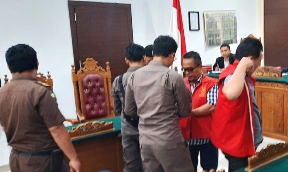 Tiga terdakwa kurir narkoba jenis sabu 60 kg saat digiring ke sel tahanan usai dijatuhi hukuman mati oleh Hakim PN Tanjungpinang Kamis (22/8/2024). (Foto: Roland/Presmedia.id)