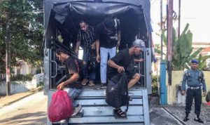 Tim Fleet One Quick Response (F1QR) Pangkalan Tentara Nasional Indonesia Angkatan Laut (TNI AL), Tanjung Balai Karimun (Lanal TBK), berhasil mengamankan 11 orang Pekerja Migran Indonesia (PMI) non prosedural dari Malaysia ke Indonesia, Selasa, (6/8/2024). (Foto: tnial.mil.id)