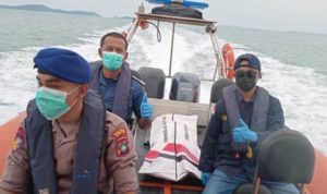 Tim Rescue PPLP Tanjung Uban dan Polairud saay melakukan evakulasi mayat laki laki tanpa identitas dari Laut Bintan Tim Rescue PPLP Tanjung Uban dan Polairud saay melakukan evakulasi mayat laki-laki tanpa identitas dari Laut Bintan (Foto:PPLP Tanjung Uban)