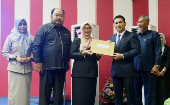 Wakil Bupati Ahdi Muqsith saat menyerahkan Dokumen Ranperda APBD-P 2024 Bintan ke wakil ketua DPRD Bintan, di di Ruang Sidang Paripurna Sekwan Bintan Rabu (14/08/2024). (Foto: Diskominfo Bintan)