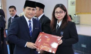 Wakil Bupati Bintan Ahdi Muqsith saat menyerahkan Tanda Kehormatan, Satyalancana Karya Satya pada ASN Bintan di Aula Bandar Seri Bentan Rabu (14/8/2024).