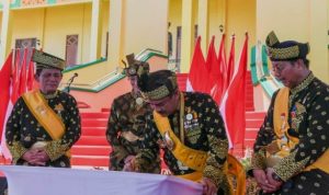 Wakil Kepala Kepolisian Republik Indonesia (Wakapolri) Agus Andrianto saat menandatangni prasasti peresmian Gedung Lembaga Adat Melayu (LAM) Kepulauan Riau, di kawasan Gurindam 12 Tepi Laut Tanjungpinang, Senin (5/8/2024).
