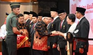 Wapres Maâ€™ruf Amin pada Penganugerahan Tanda Kehormatan Satyalancana Kebaktian Sosial kepada Pendonor Darah Sukarela 100 kali, Senin (05/08/2024), di Hotel Grand Sahid Jaya, Jakarta. (Foto: BPMI Setwapres)