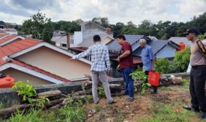 Warga setempat bersama Disdik Tanjungpinang dan SMP N 7 serta pihak pihak terkait memantau sekitar perumahan warga Warga setempat bersama Disdik Tanjungpinang dan SMP N 7 serta pihak pihak terkait memantau sekitar perumahan warga. (Foto: Roland/Presmedia.id)