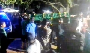 Proses pemakaman korban pekerja tower warga Lancang Kuning, Polsek Bintan Utara yang tewas karena trjatuh dari tower. (Foto:Tangakapan layar Video Warga)
