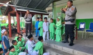 Anggota Sat Binmas Polresta Tanjungpinang melaksanakan penyuluhan stop Bullying di SD Madrasah Ibtidaiyah Negeri (MIN) Tanjungpinang. (Foto: Roland/Presmedia.id)
