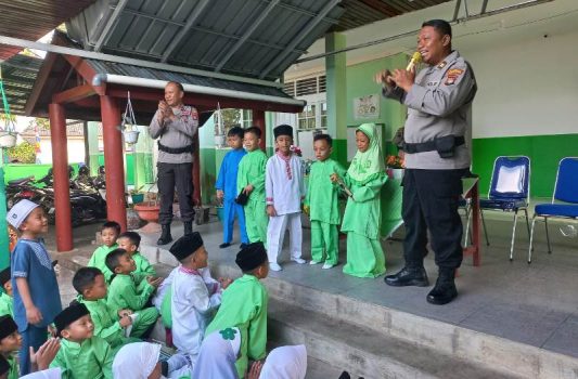Anggota Sat Binmas Polresta Tanjungpinang melaksanakan penyuluhan stop Bullying di SD Madrasah Ibtidaiyah Negeri (MIN) Tanjungpinang. (Foto: Roland/Presmedia.id)